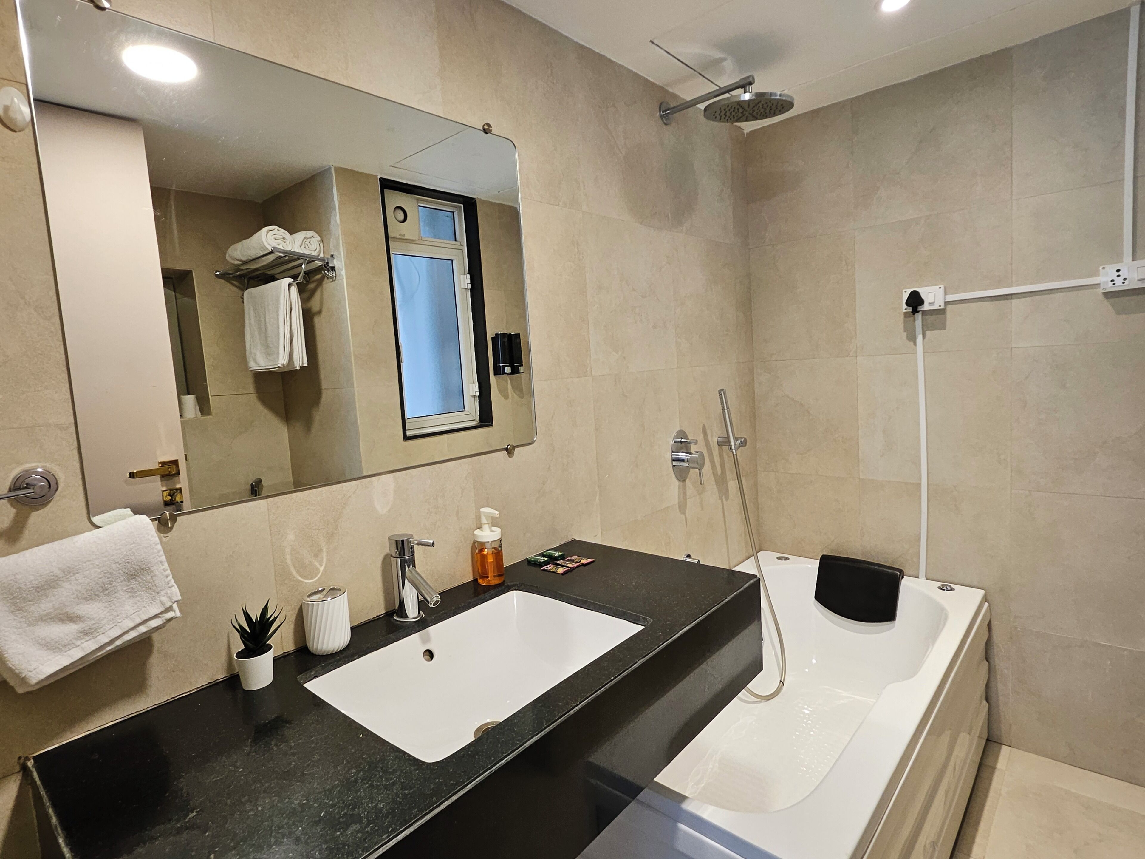 Luxe appartement, keuken, uitzicht op stad | Badkamer | Pantoffels, handdoeken, zeep, shampoo