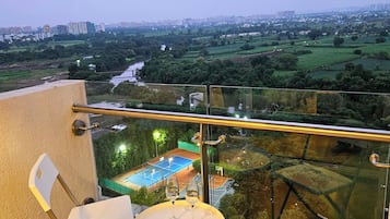 Panorama-lejlighed - privat badeværelse - udsigt til golfbane | Overnatningsstedets område