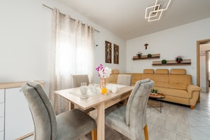 Economy Apartment, Garden View | In-room dining - Apartments Ivancevic (Vir)