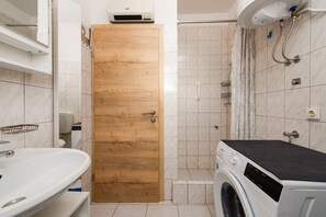 Economy Apartment, Garden View | Bilik Mandi | Pancuran mandi, pengering rambut, tuala disediakan 