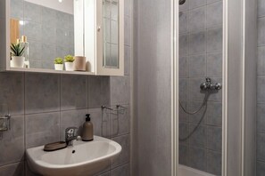 Classic Apartment, Partial Sea View | Bathroom | Shower, hair dryer, towels - Apartments Ivancevic (Vir)