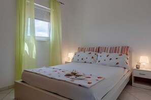 Classic Apartment, Partial Sea View | Seterika/papan seterika, Wi-fi percuma, cadar katil 