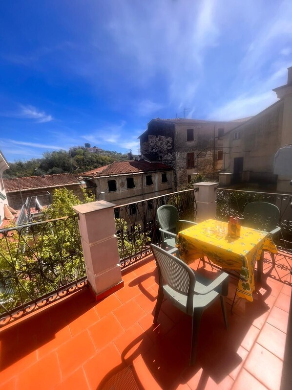 Outdoor dining - Appartamento per famiglie con terrazza, vicino alle Cinque Terre (Arcola)