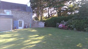 Property grounds - Kazh bihan renovated farmhouse near the sea. (Guissény)