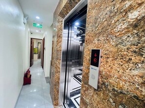 Basic-Studio, Balkon, Stadtblick | Innenbereich