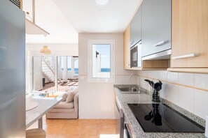 Fridge, microwave, oven, stovetop - MarLau Breeze (Mojácar)