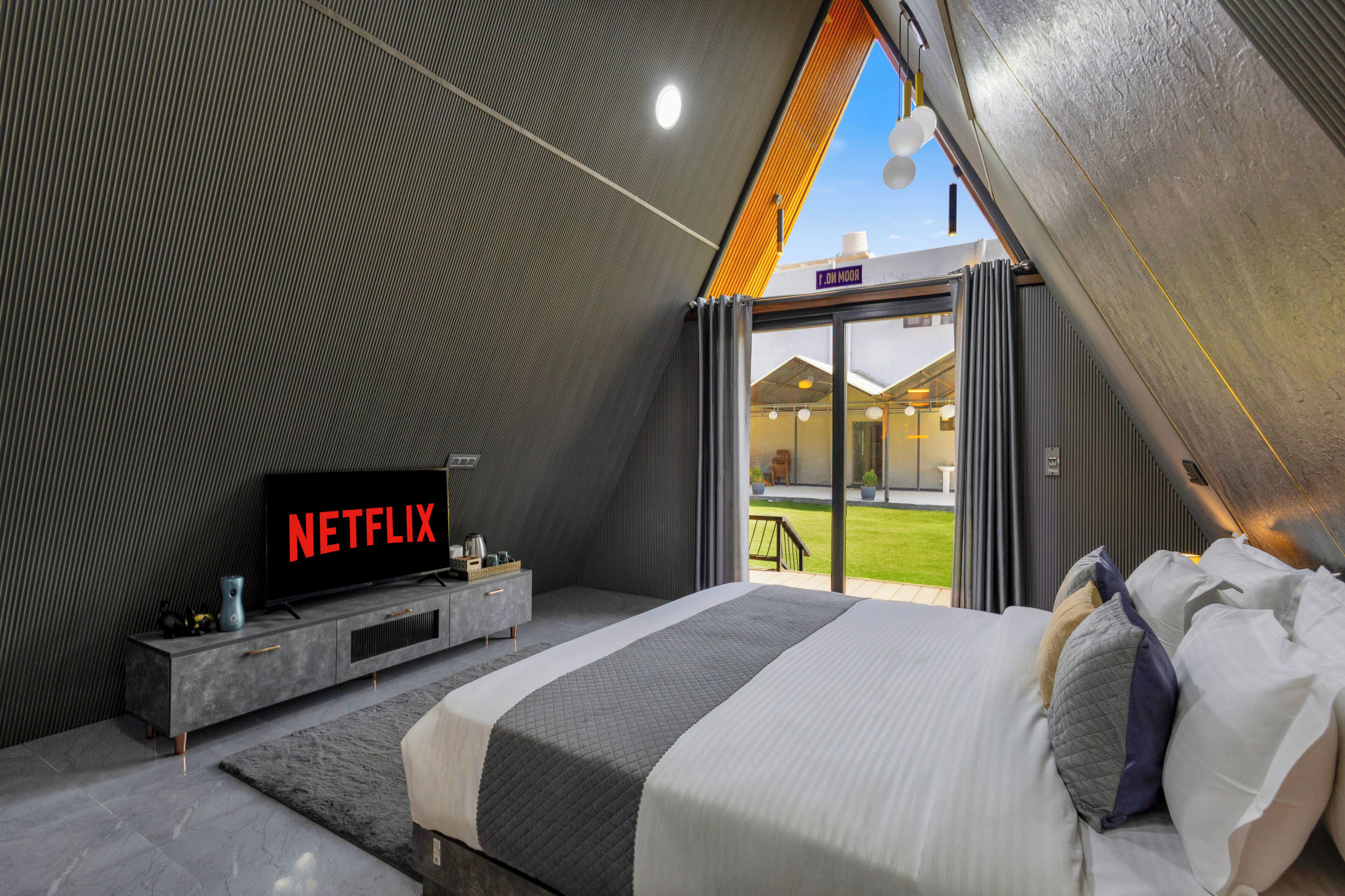 Classic Bungalow, Balcony, Pool View