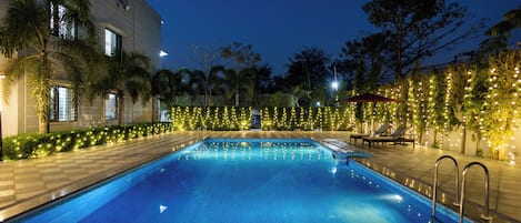 Hồ bơi ngoài trời
