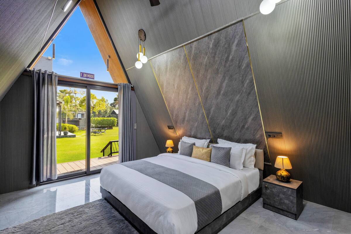 Bungalow phong cách cổ điển, ban công, quang cảnh hồ bơi