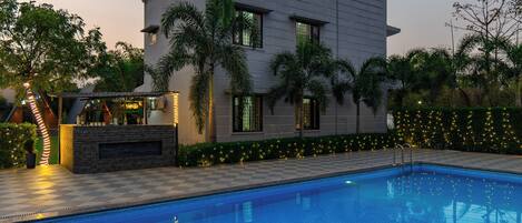 Una piscina al aire libre