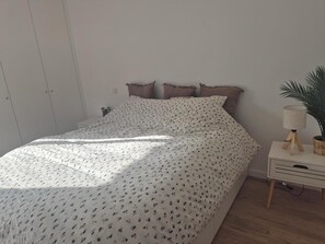 2 bedrooms, iron/ironing board, WiFi, bed sheets - New family flat on bay of Salir do Porto, near Nazaré, Obidos and Peniche. (Salir do Porto)