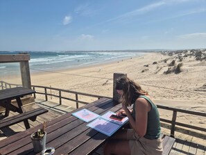 Outdoor dining - New family flat on bay of Salir do Porto, near Nazaré, Obidos and Peniche. (Salir do Porto)