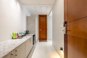 Deluxe Double or Twin Room | Private kitchen - Anu Plaza - A Luxury Stay  (New Delhi)