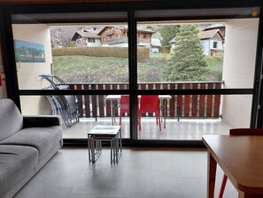 Living area - Enjoy the great outdoors in the mountains Hiking for all levels, pets welcome (Arâches-la-Frasse)