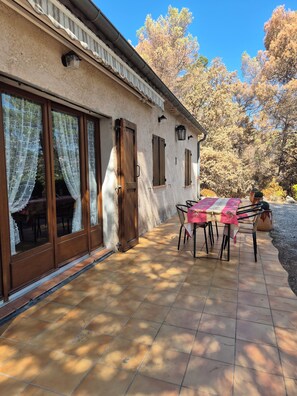 A building with a tiled patio, wooden doors, and windows with curtains. - Relaxing villa with a pool, a 10-minute walk from downtown, near canyons, and 1 hour from the ocean. (Cotignac)