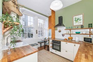 Private kitchen - Iconic Royal Mile Residence. Entire rental unit in Edinburgh, United Kingdom (Edinburgh)