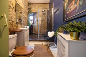 Shower, hair dryer, towels, soap - Iconic Royal Mile Residence. Entire rental unit in Edinburgh, United Kingdom (Edinburgh)