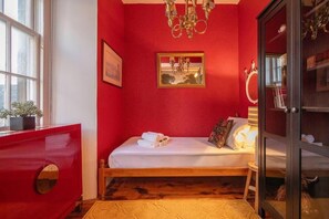 2 bedrooms, iron/ironing board, WiFi, bed sheets - Iconic Royal Mile Residence. Entire rental unit in Edinburgh, United Kingdom (Edinburgh)