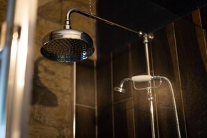 Shower, hair dryer, towels, soap - Iconic Royal Mile Residence. Entire rental unit in Edinburgh, United Kingdom (Edinburgh)