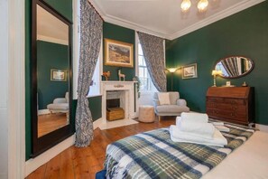 2 bedrooms, iron/ironing board, WiFi, bed sheets - Iconic Royal Mile Residence. Entire rental unit in Edinburgh, United Kingdom (Edinburgh)