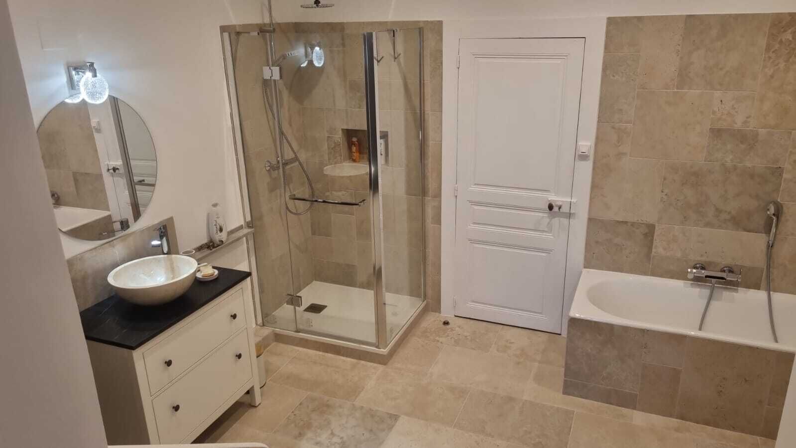 Douche, sèche-cheveux, serviettes fournies, papier toilette
