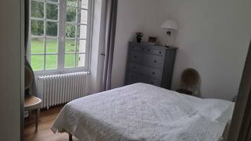 11 chambres, fer et planche Ă repasser, draps fournis
