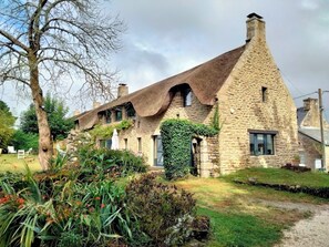 Exterior - thatched-roof house, 500m from the sea, near a golf course, at the foot of the gr34 (Baden)
