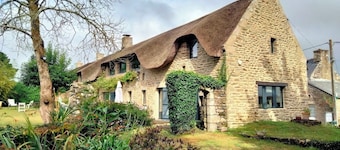 thatched-roof house, 500m from the sea, near a golf course, at the foot of the gr34