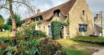 thatched-roof house, 500m from the sea, near a golf course, at the foot of the gr34