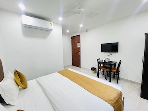 Habitación doble Deluxe, balcón, vista a la ciudad | Caja de seguridad en la habitación y wifi gratis