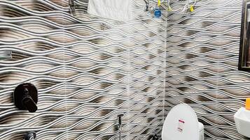 Deluxe Double Room, Balcony, City View | Bathroom