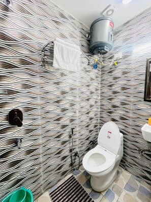 Deluxe Tek Büyük Yataklı Oda, Balkon, Şehir Manzaralı | Banyo