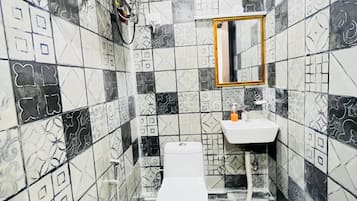 Deluxe Double Room, Balcony, City View | Bathroom