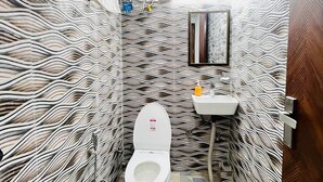 ห้องดีลักซ์ดับเบิล, ระเบียง, วิวเมือง | ห้องน้ำ