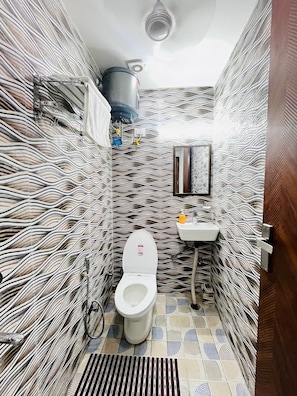 Habitación doble Deluxe, balcón, vista a la ciudad | Baño