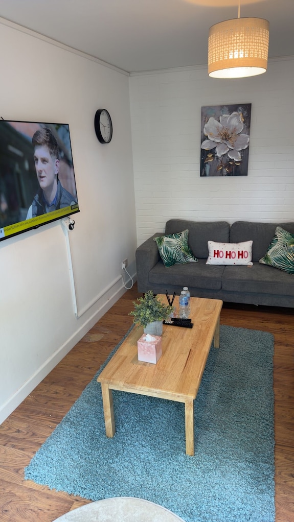Two Bedrooms House With A Work Space - Basildon