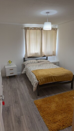 1 bedroom, iron/ironing board, WiFi - Two bedrooms house with a work space (Basildon)