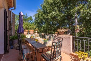 An outdoor patio with a table, chairs, and potted plants. - Guest Room “2 Bedrooms – Provence, Le Verdon” with Wi-Fi (Sillans-la-Cascade)