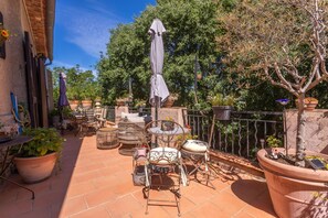 Outdoor dining - Guest Room “2 Bedrooms – Provence, Le Verdon” with Wi-Fi (Sillans-la-Cascade)
