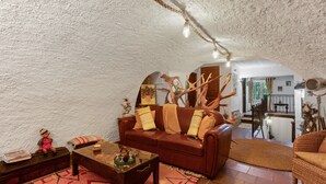 Un salon chaleureux avec un canapé en cuir marron, une table basse et un tapis.