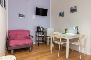 Interior - Room 'Donna Letizia - Triple' with Balcony, Wi-Fi and Air Conditioning (Agrigento)