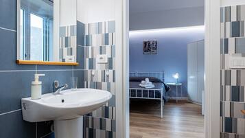 Dusche, Haartrockner, Handtücher