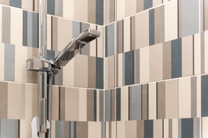 Shower, hair dryer, towels - Room 'Donna Letizia - Triple' with Balcony, Wi-Fi and Air Conditioning (Agrigento)