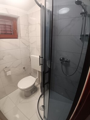 Shower, towels, toilet paper - Apartments Tisno - one bedroom (right) (Tisno)