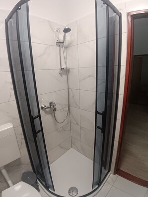 Shower, towels, toilet paper - Apartments Tisno - one bedroom (right) (Tisno)