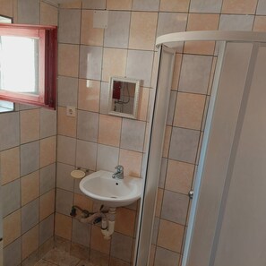 Shower, towels, toilet paper - Apartments Tisno - one bedroom (left) (Tisno)