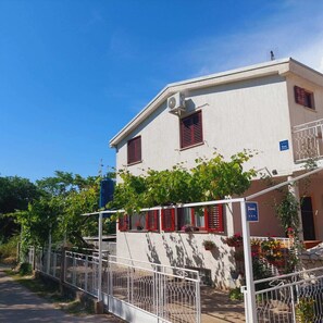 Exterior - Apartments Tisno - one bedroom (left) (Tisno)