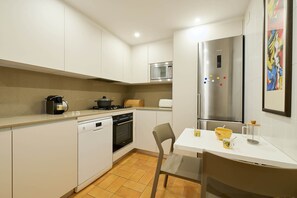 Kühlschrank, Mikrowelle, Ofen, Geschirrspüler