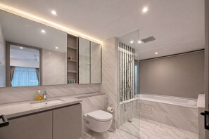 Shower, hair dryer, bidet, towels - Cozy 1-bedroom apartment in beautiful Kuala Lumpur with AC and gym access (Kuala Lumpur)