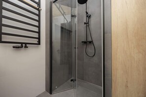 Shower, hair dryer, towels, shampoo - Stylish Apartment | 2 Bedrooms | Parking | Balcony (Warszawa)